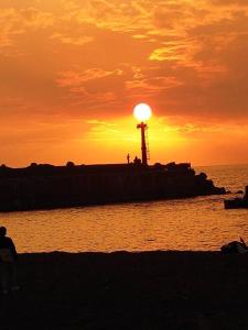 Fang-liao愛琴海岸精品民宿的码头上灯塔的日落
