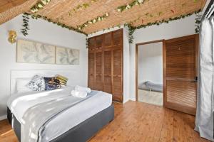 悉尼Private Room in Sans Souci Guesthouse的一间卧室设有一张大床,铺有木地板。