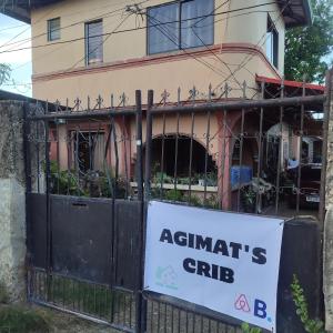 公主港Agimats Crib Palawan的房屋前门上的标志