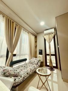 巴淡岛中心Vanilla One Residence Apartment Batam的客厅设有床和窗户