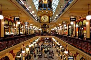 悉尼Boutique Private Rm 7 Min Walk to Sydney Domestic Airport - SHAREHOUSE的大型购物中心,天花板上装有时钟