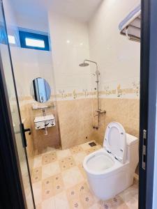 波来古市HATY MOTEL & COFFEE的一间带卫生间和淋浴的浴室