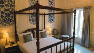 乌代浦Hotel Naren Villa的一间卧室,卧室内配有一张天蓬床