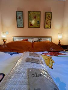 Paredes de BuitragoCabaña ecologica del lago的一间卧室配有一张带橙色枕头的大床