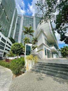 马尼拉The Serene Escape Rockwell Makati City View 1BR的一座高楼城市的建筑