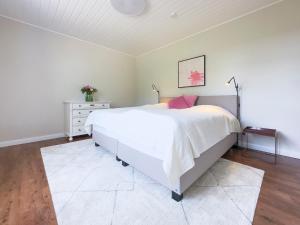 瓦尔斯罗德Backhus Nordkampen的卧室配有白色大床和梳妆台