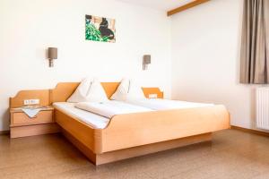 弗拉绍Prechtlhof in Flachau的一间卧室,卧室内配有一张木床