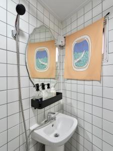 首尔Juin - Foreigner only的一间带水槽和镜子的浴室
