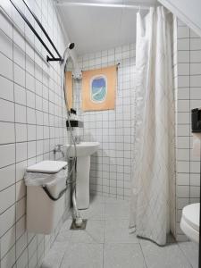 首尔Juin - Foreigner only的浴室配有卫生间、盥洗盆和淋浴。