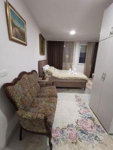 波德戈里察IN Apartments AirPort的客厅配有沙发和1张床
