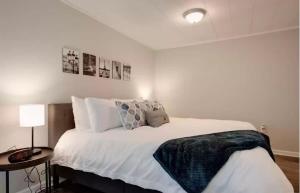 伯明翰The Cozy Retreat l 4-Bedrooms WiFi Long Stays的卧室配有带枕头的大型白色床