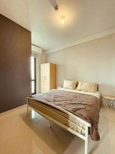 巴淡岛中心Vanilla One Residence Apartment Batam的一间卧室,卧室内配有一张大床