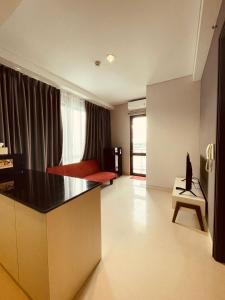 巴淡岛中心Vanilla One Residence Apartment Batam的一间客厅,客厅里设有台面