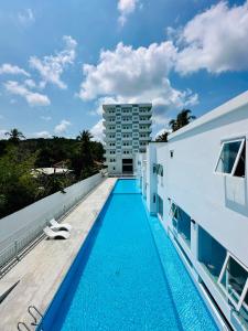 富国The Up Phu Quoc的建筑物屋顶上的游泳池