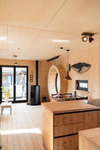汉堡Luxus-Hausboot DIVA mit Kamin的一个带柜台的厨房和一个大房间