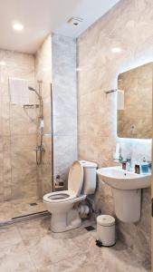 巴统GG ApartHotel的浴室配有卫生间、盥洗盆和淋浴。