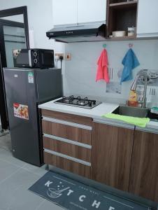 内罗毕Wanderstay kenya的厨房配有炉灶和冰箱。