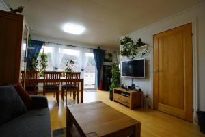 AskøyCozy Room with Garden on Askøy Island, Close to Bergen的客厅配有沙发和桌子