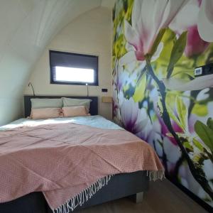 BoskoopGreenFloat Boskoop #2的一间卧室配有一张带花卉壁画的床