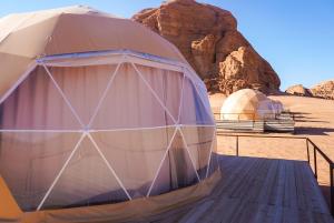 瓦迪拉姆Mirage Camp Wadi Rum的沙漠中带两个圆顶的圆顶帐篷