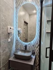 阿拉木图PERFECT APARTMENTS的一间带水槽和镜子的浴室
