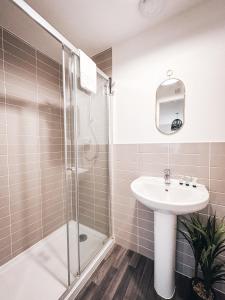 纽波特Templer Mill by Solace Stays 2 Shower Rooms的一间带水槽和淋浴的浴室