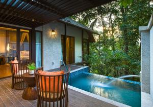 吉隆坡Sunway Resort Hotel的房屋旁带游泳池的房子