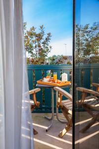 比斯卡罗斯亚特兰迪德酒店的阳台配有桌椅。