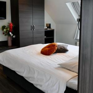 Appeltern默尔克莫伦酒店的一间卧室配有一张带两个枕头的床