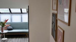 Appeltern默尔克莫伦酒店的客厅设有蓝色的沙发和窗户。