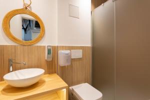 马拉加Malaga Stop Hostel AB的浴室设有白色水槽和镜子