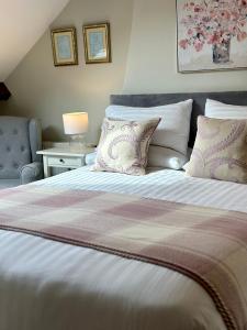 埃格顿Broom House at Egton Bridge的一间卧室配有一张带枕头的大床