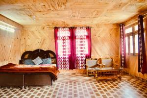 ToshPahadi Bliss Hostel ,Tosh的卧室配有一张床铺,位于带木墙的房间内