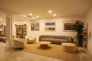 阿尔库迪亚港Inmood Aucanada 4 Sup的客厅配有沙发和桌椅