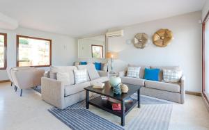 圣蓬萨Flipflop Surfing Playa的客厅配有沙发和桌子