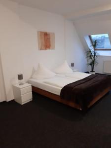 柏林博尔豪斯柏林旅舍的一间卧室设有一张大床和一个窗户。