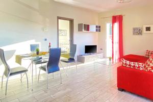 BeniarbeigVilla Pomera Dos by Villa Plus的客厅配有餐桌和红色沙发