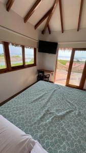 Las TunasVillas del Mar的一间卧室设有一张大床和大窗户