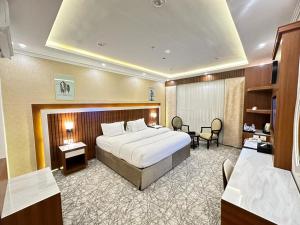 乌姆莱季فندق حياة تاون املج 1的配有一张床和一张书桌的酒店客房