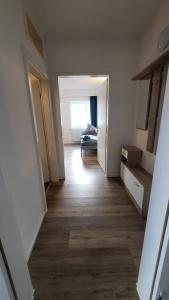 海尔布隆Boardinghouse Heilbronn的走廊上设有一张床的房间的公寓