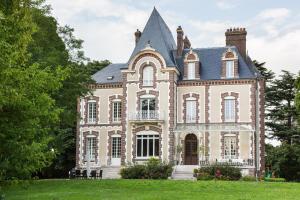 Trie-Château拉佛里庄园旅馆的草坪上带塔楼的房子