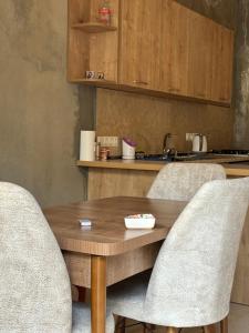 卡兹贝吉Family Hostel Nika的一张木桌、两把椅子和一间厨房