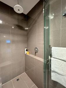 霍巴特City Retreat for 8 with Spacious Rooms的带淋浴的浴室和玻璃门