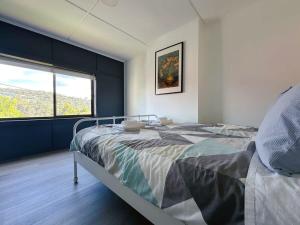 霍巴特Wellesley Mountain View Getaway near City的一间卧室设有一张床和一个大窗户