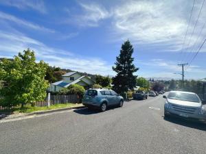 霍巴特Wellesley Mountain View Getaway near City的路边有汽车的街道