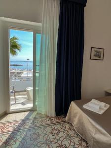 滨海库普拉Hotel Ideal的一间卧室设有海景窗户
