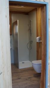 Višnja GoraCowboy's Land的带淋浴和卫生间的浴室