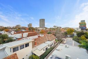 墨尔本Green getaway 1 Bedder Loft@ St kilda with parking的城市空中景观和建筑