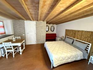 萨尔扎纳B&B Alla Fortezza的一间卧室设有一张床和木制天花板