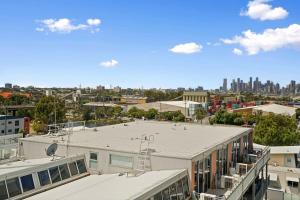 墨尔本A River-side 2bdm Footscray Oasis + Parking的城市的顶部景观,建筑